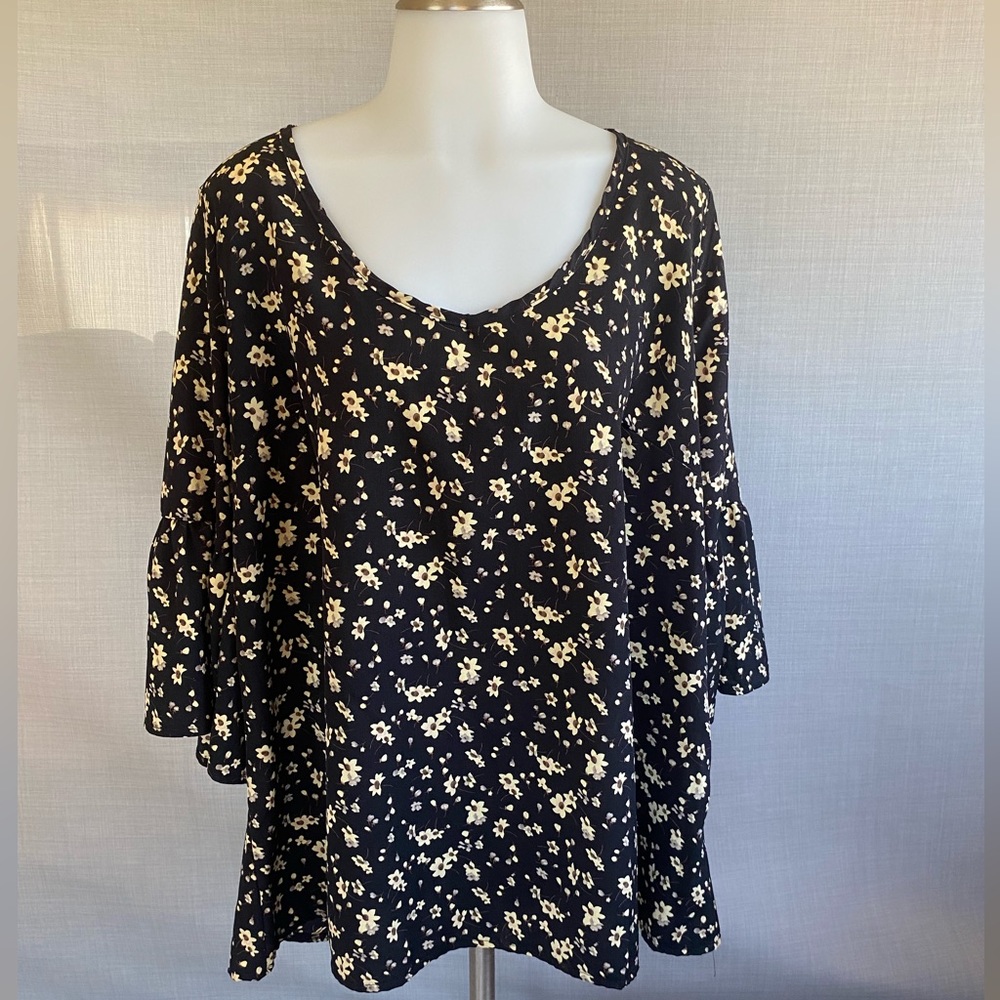 2x Flowered printed blouses